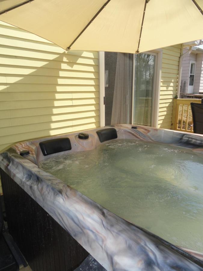 Outdoor Hot Tub And Cozy King Bed Leilighet Lansing Eksteriør bilde