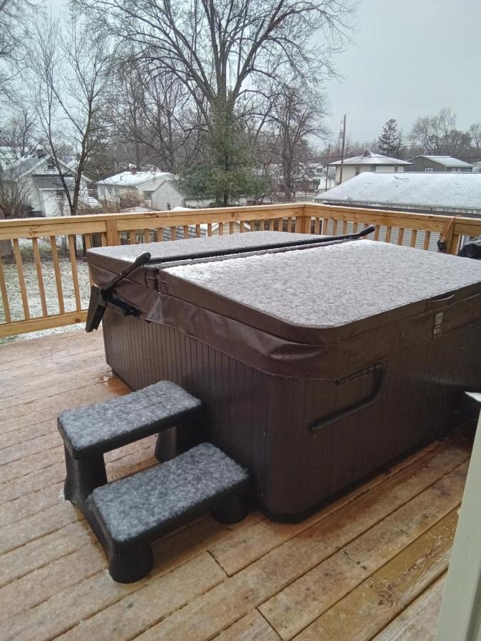 Outdoor Hot Tub And Cozy King Bed Leilighet Lansing Eksteriør bilde