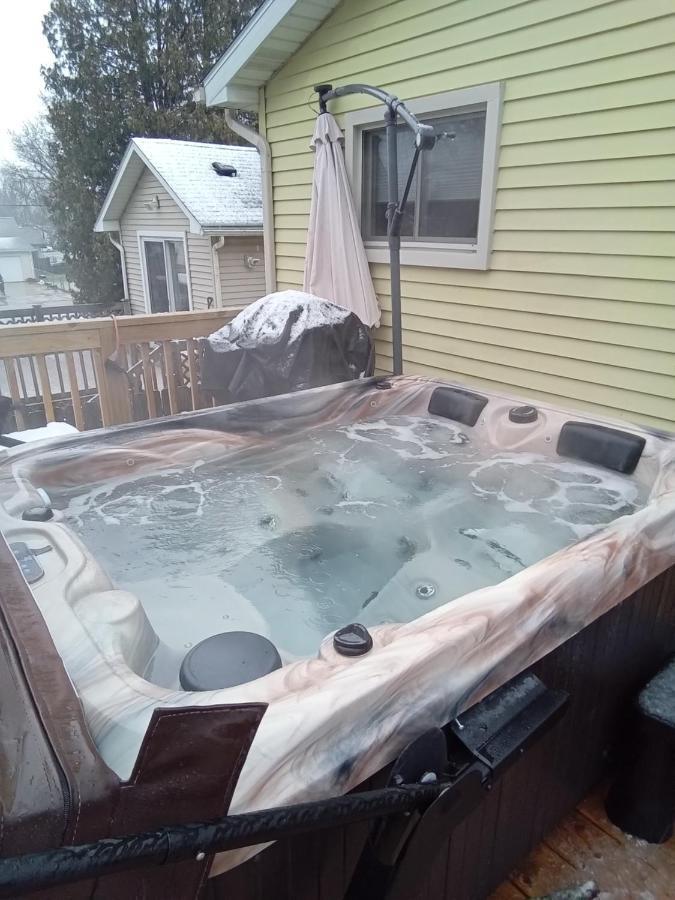Outdoor Hot Tub And Cozy King Bed Leilighet Lansing Eksteriør bilde